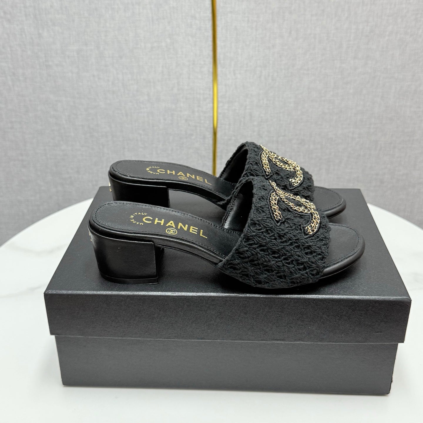 CC HIGH HEEL 25S IN BLACK FABRIC AND CALFSKIN WITH LOGO