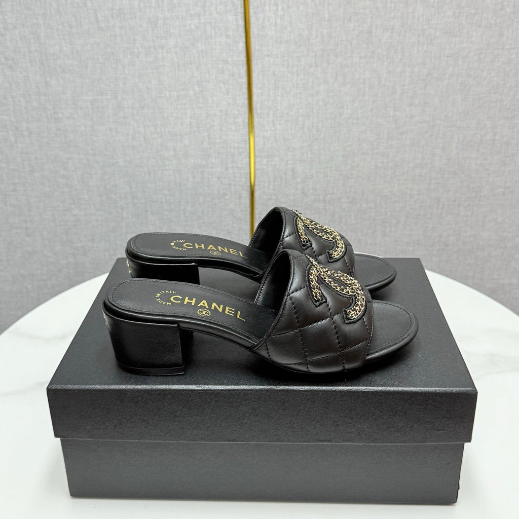 CC HIGH HEEL 25S IN BLACK CALFSKIN WITH LOGO