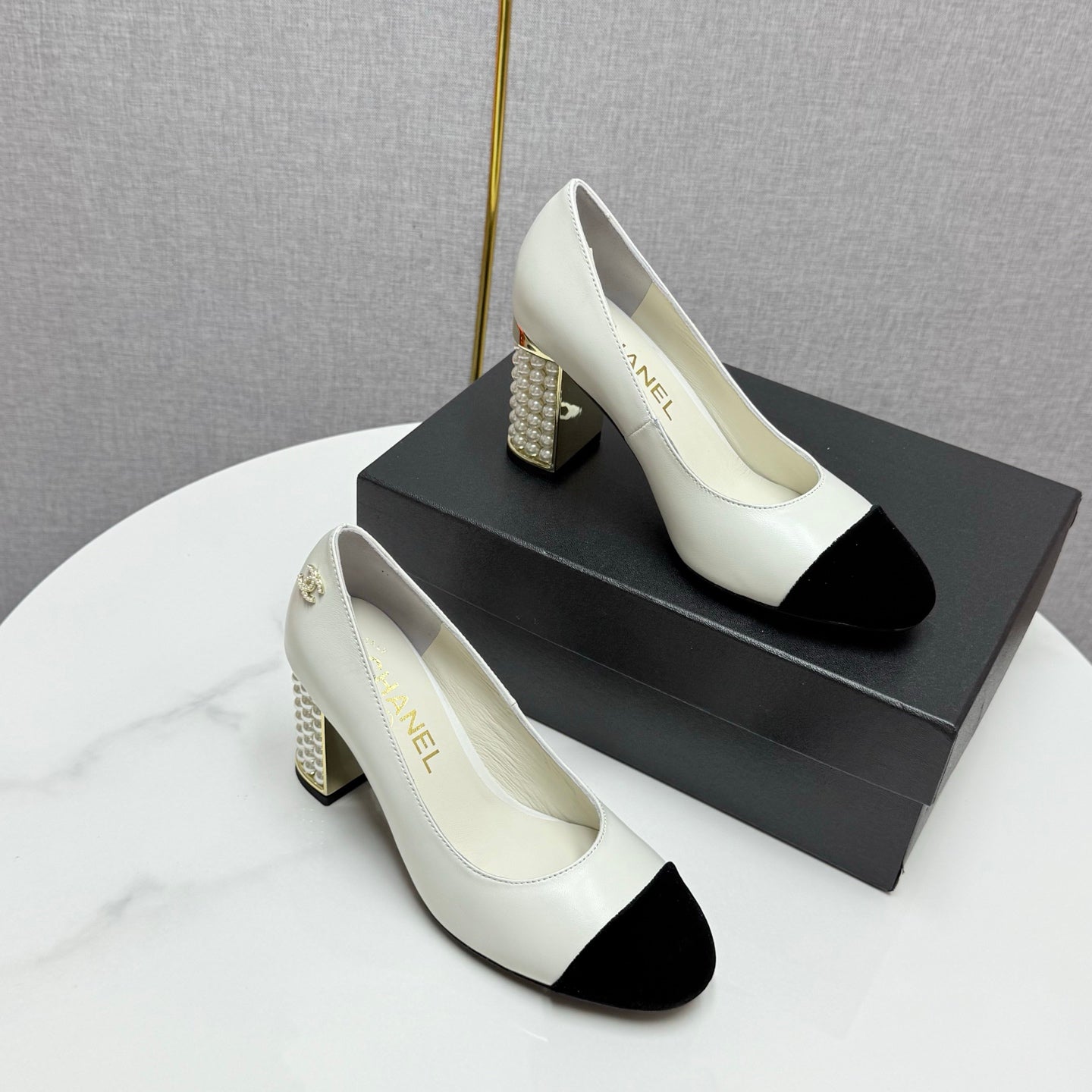 CC HIGH HEEL 25S IN WHITE LAMBSKIN AND BLACK SUEDE WITH PEARL HEEL STYLE 2