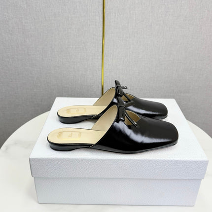 DIOR 26S PEARL-ACCENT BOW FLAT MULES IN BLACK GLOSSY CALFSKIN