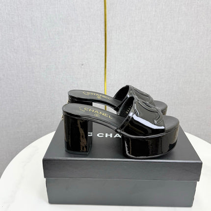 CHANEL 26S BLOCK HEEL SANDALS 100 MM IN BLACK PATENT CALFSKIN