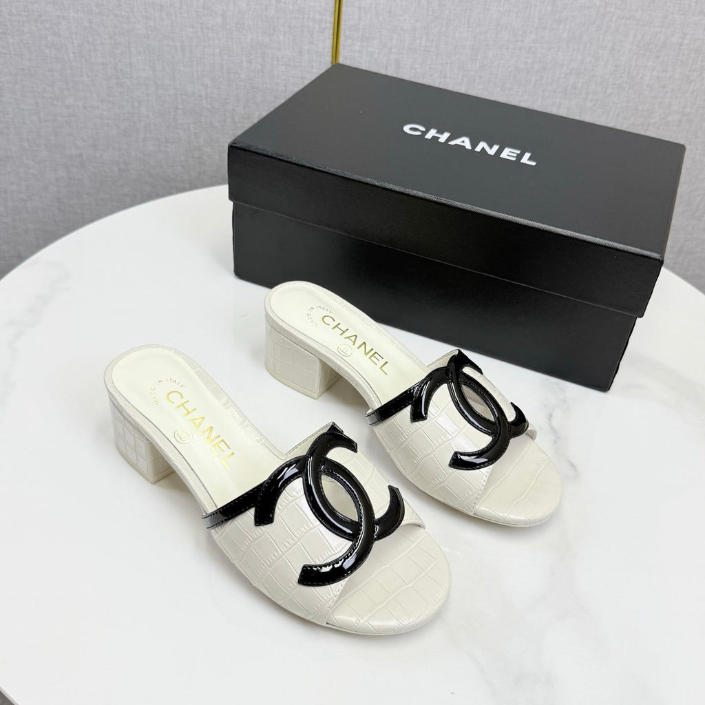 CHANEL 26S BLOCK HEEL SANDALS 40 MM IN WHITE CROCODILE-EMBOSSED CALFSKIN