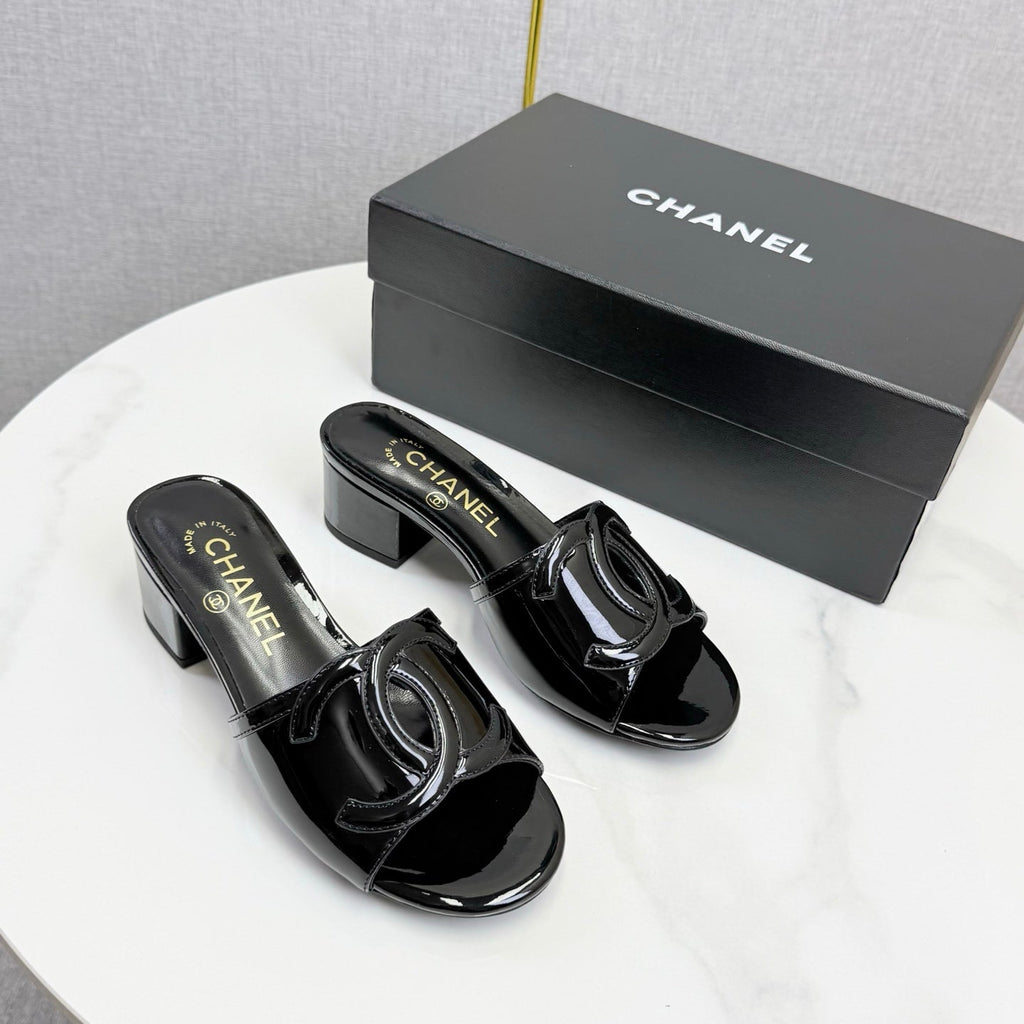 CHANEL 26S BLOCK HEEL SANDALS 40 MM IN BLACK PATENT CALFSKIN
