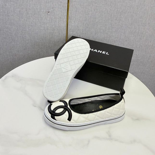 CHANEL 26S CC LOGO SLIP-ON SNEAKERS IN WHITE CALFSKIN