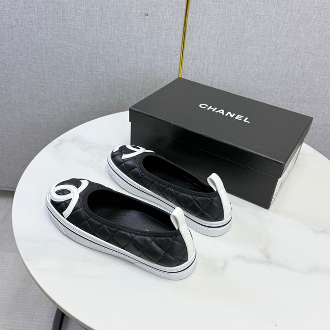 CHANEL 26S CC LOGO SLIP-ON SNEAKERS IN WHITE CALFSKIN