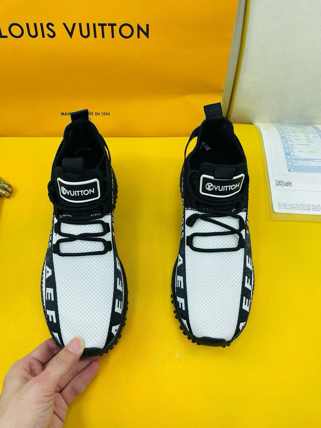 LV SNEAKER IN BLACK MIX WHITE BREATHABLE MESH FABRIC