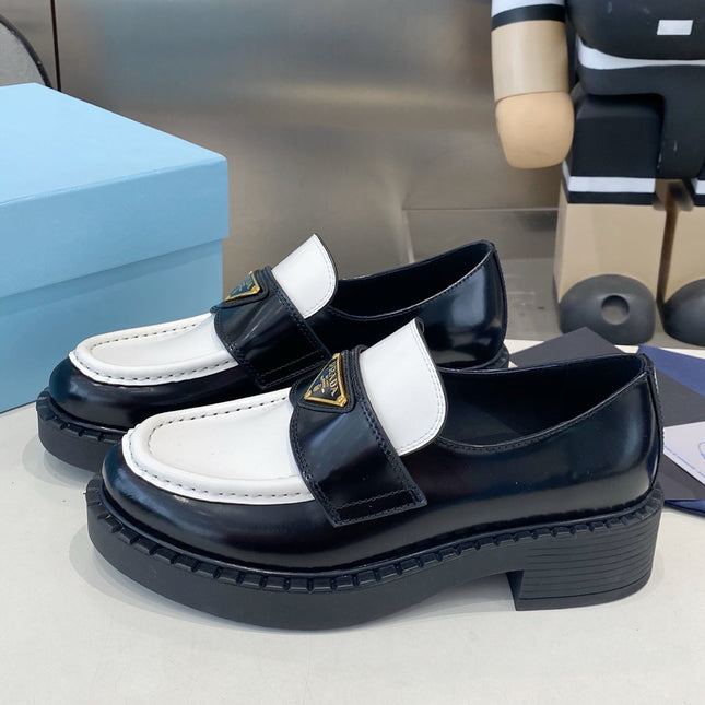PRADA 26S LOAFERS IN BLACK AND WHITE CALFSKIN WITH LOGO