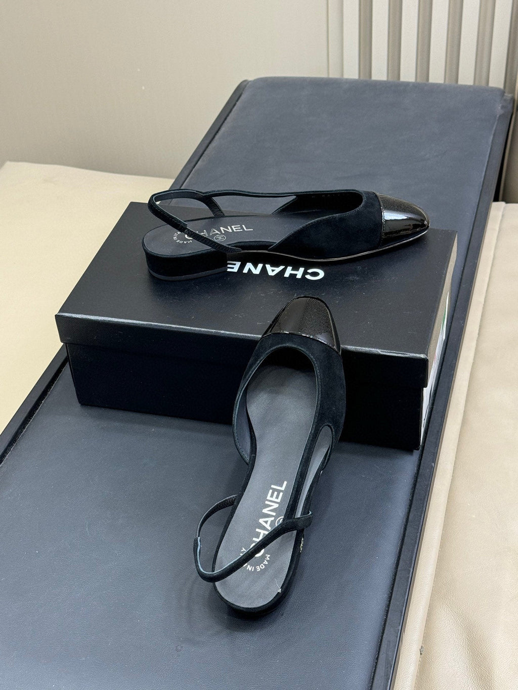 CC SLINGBACK 25S IN BLACK SUEDE AND GLOSSY LEATHER