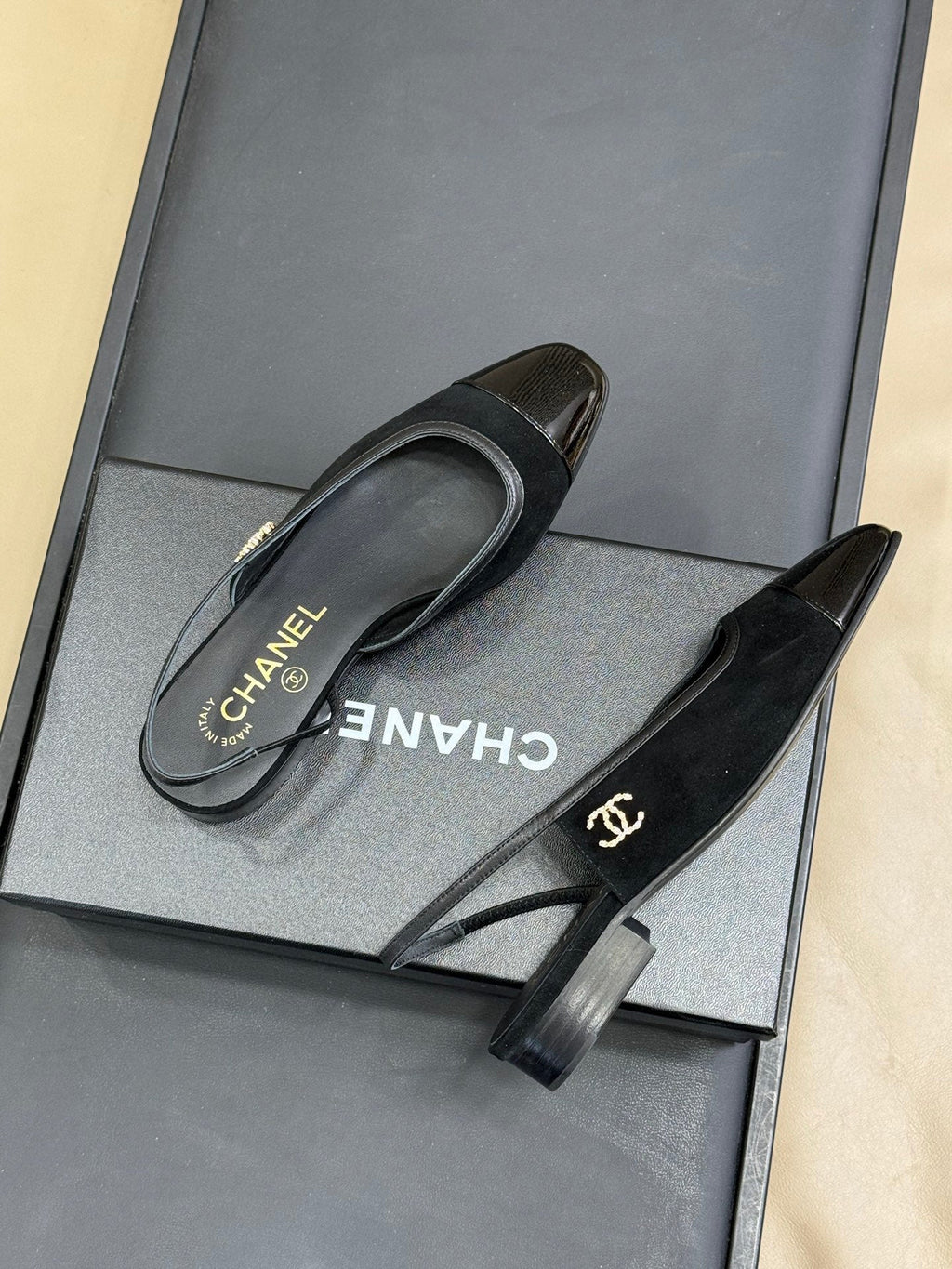 CC SLINGBACK 25S IN BLACK SUEDE AND GLOSSY LEATHER WITH LOGO