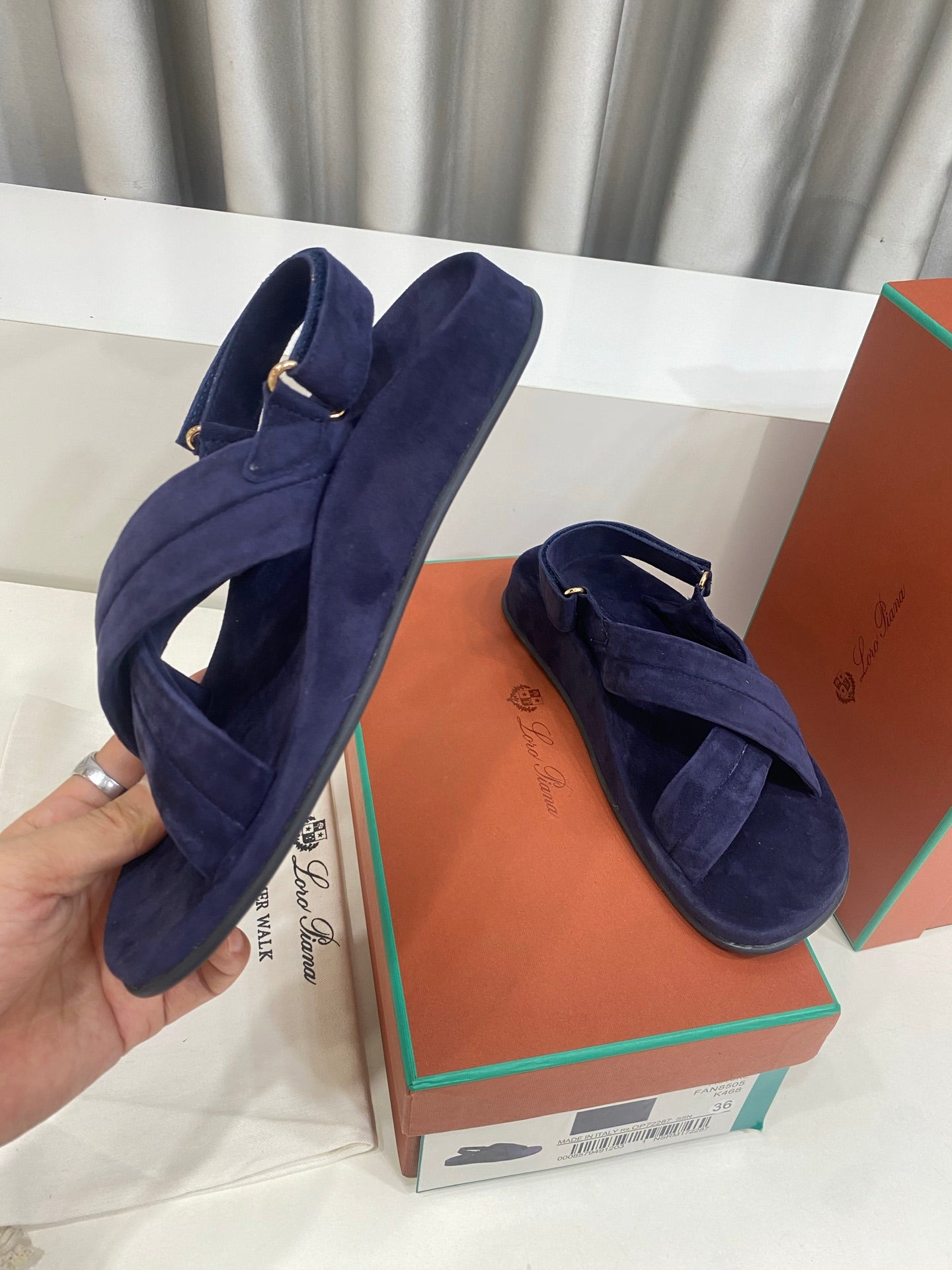 LP 26S CROSS-STRAP SANDALS IN NAVY BLUE SUEDE