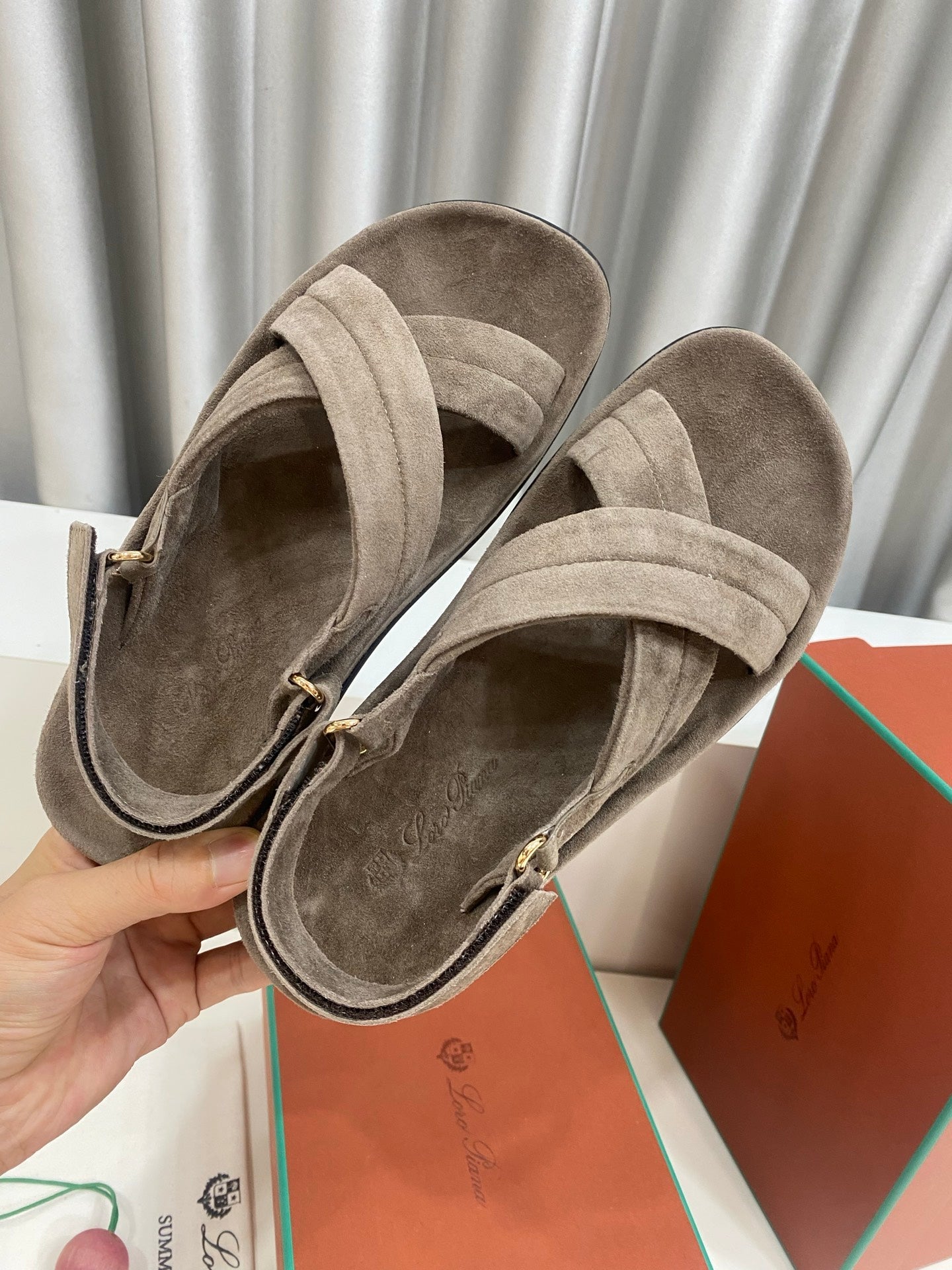 LP 26S CROSS-STRAP SANDALS IN GRAY BROWN SUEDE