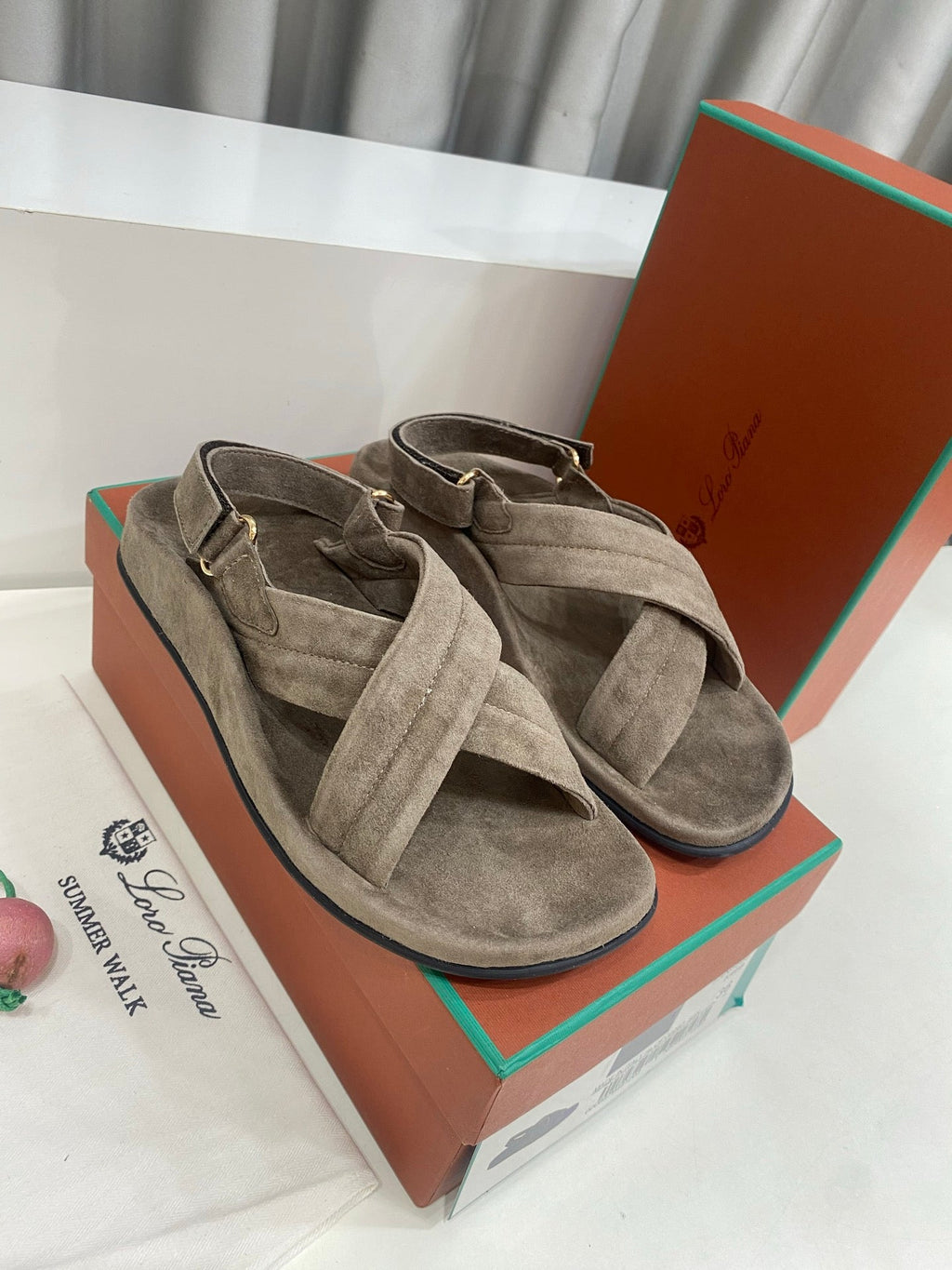 LP 26S CROSS-STRAP SANDALS IN GRAY BROWN SUEDE