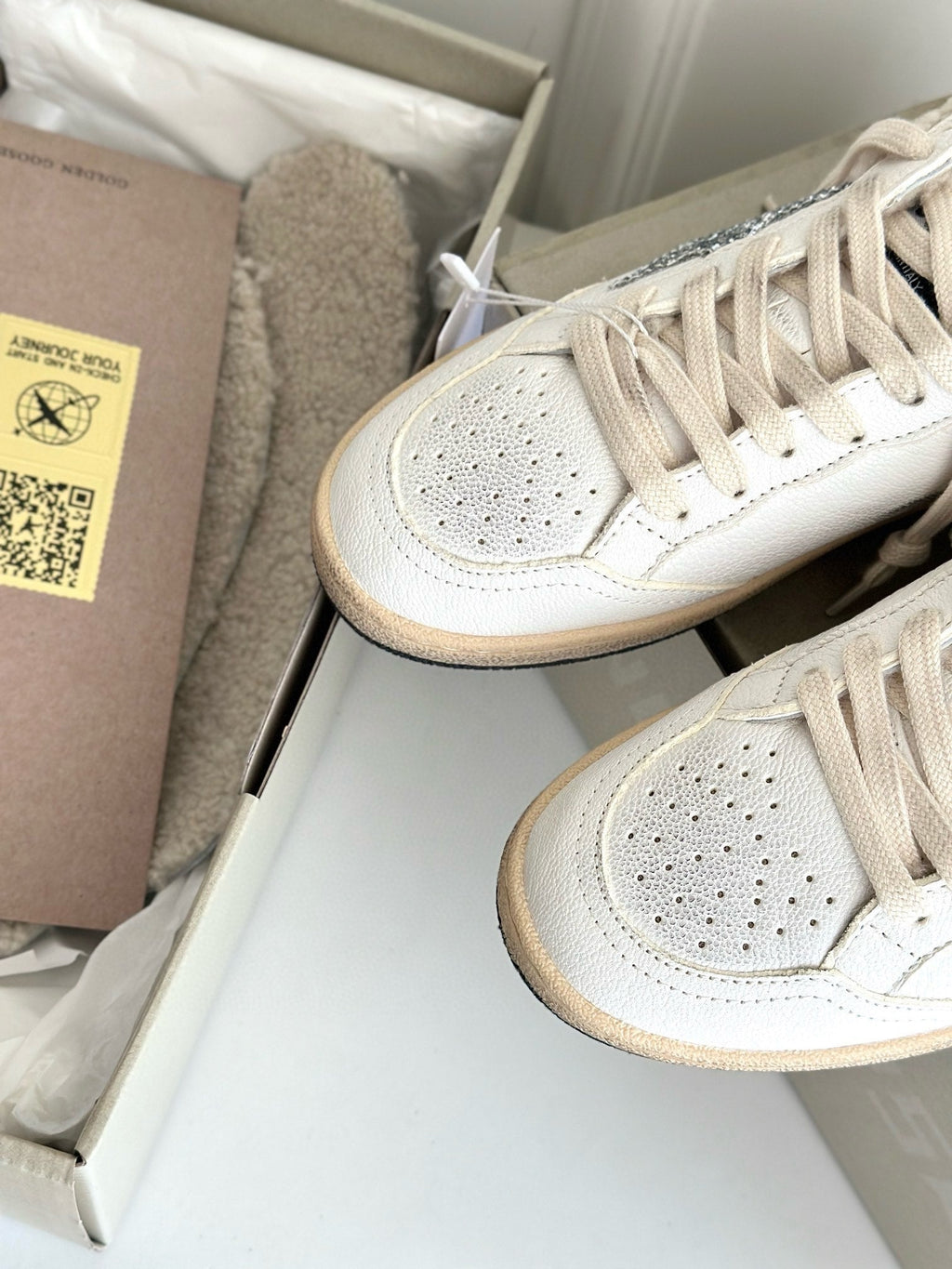 SUPER-STAR SABOTS IN WHITE CALFSKIN SHEARING LINING AND GLITTER WHITE STAR