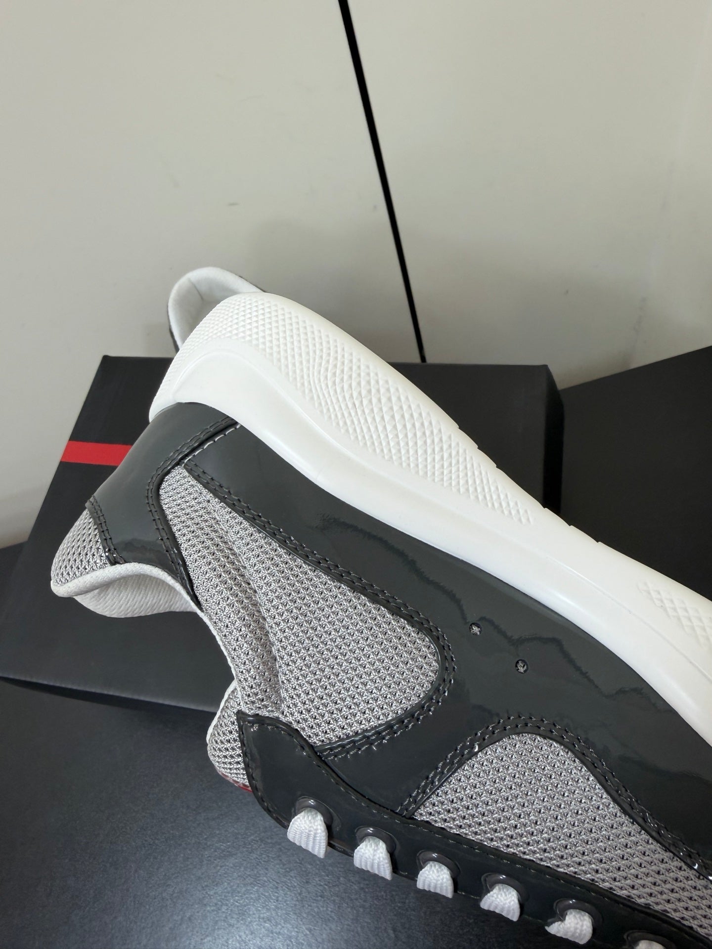 PRADA 26S SNEAKERS IN GRAY PATENT CALFSKIN AND WHITE MESH