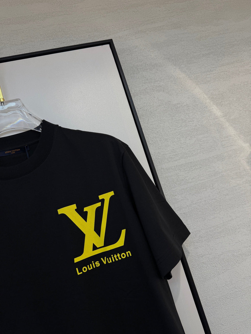 LV BLACK COTTON T-SHIRT YELLOW LOGO 238915