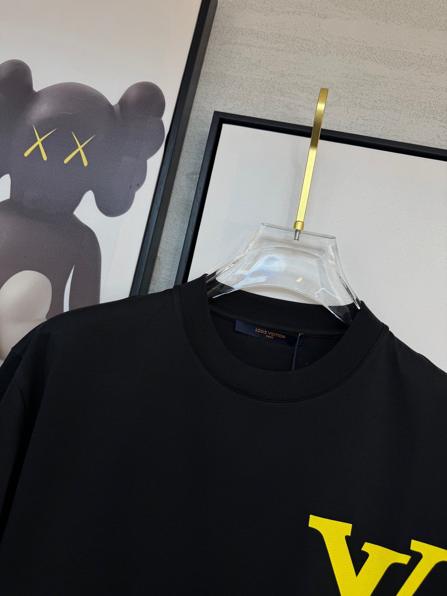 LV BLACK COTTON T-SHIRT YELLOW LOGO 238915