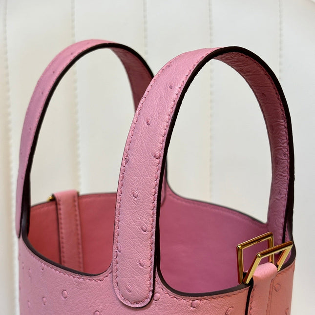 HM 25S PICOTIN LOCK 14 CM IN PINK OSTRICH WITH GOLD HARDWARE