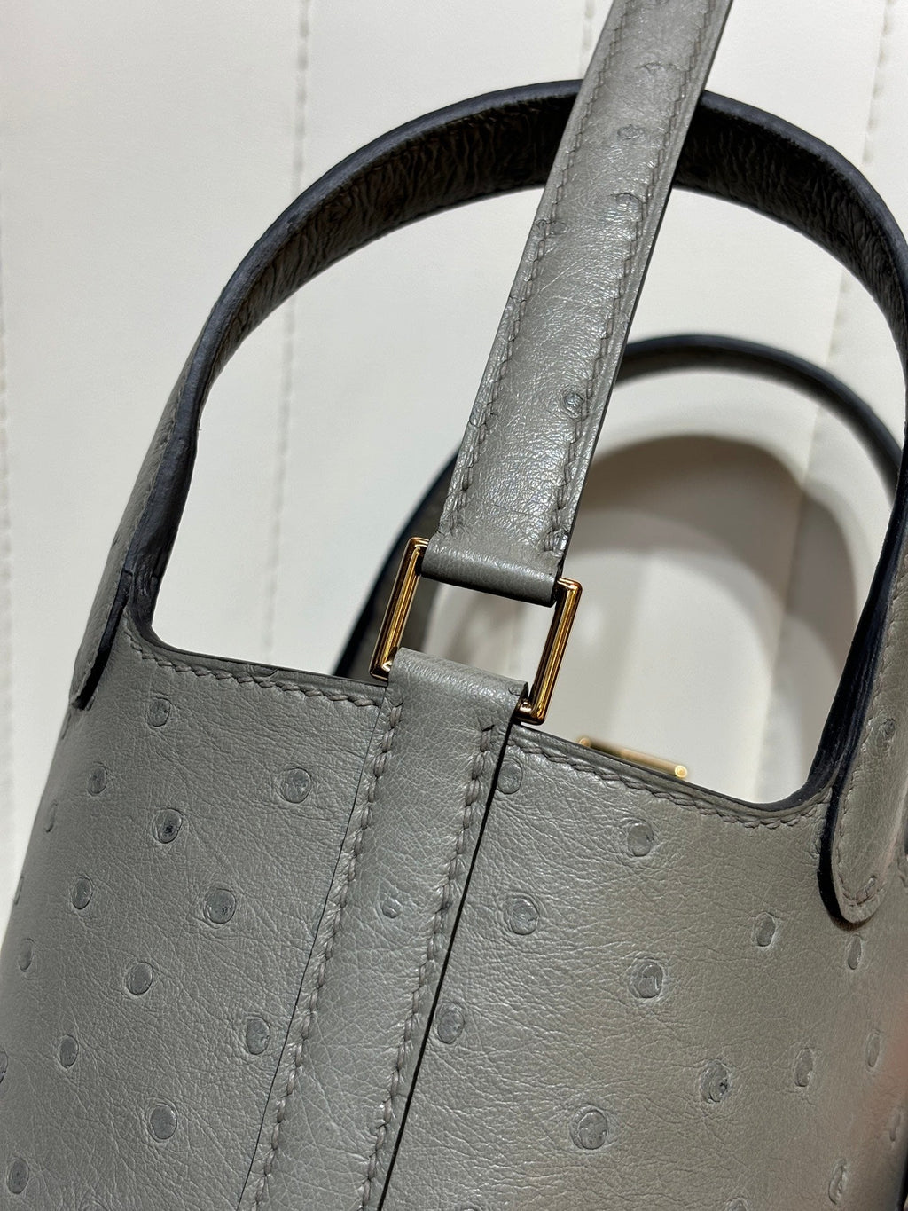 HM 25S PICOTIN LOCK 14 CM IN GREY OSTRICH WITH GOLD HARDWARE