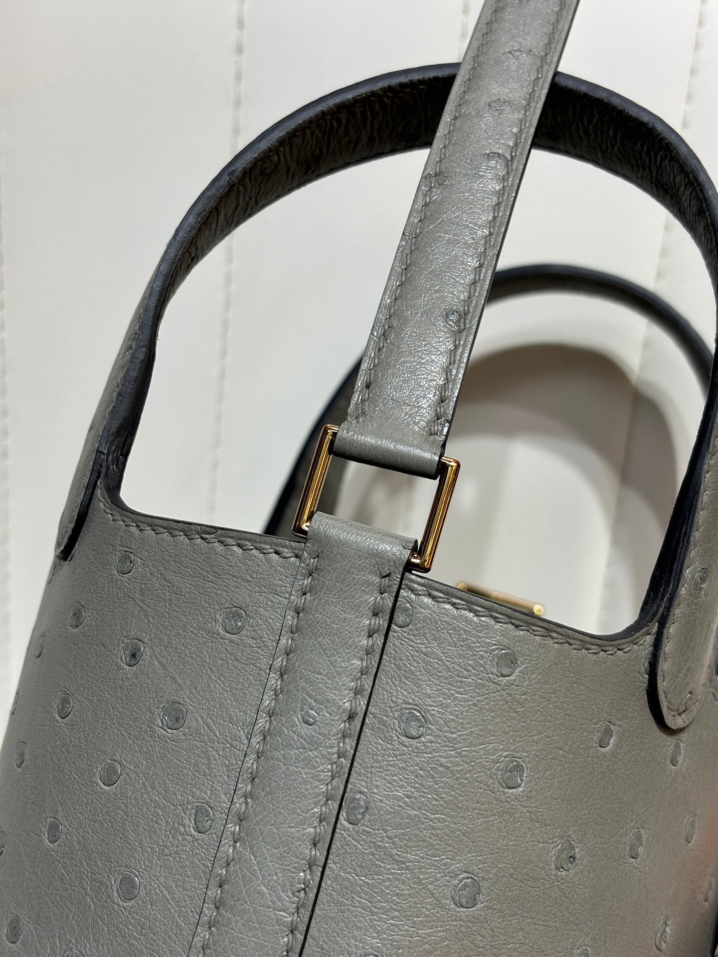 HM 25S PICOTIN LOCK 14 CM IN GREY OSTRICH WITH GOLD HARDWARE