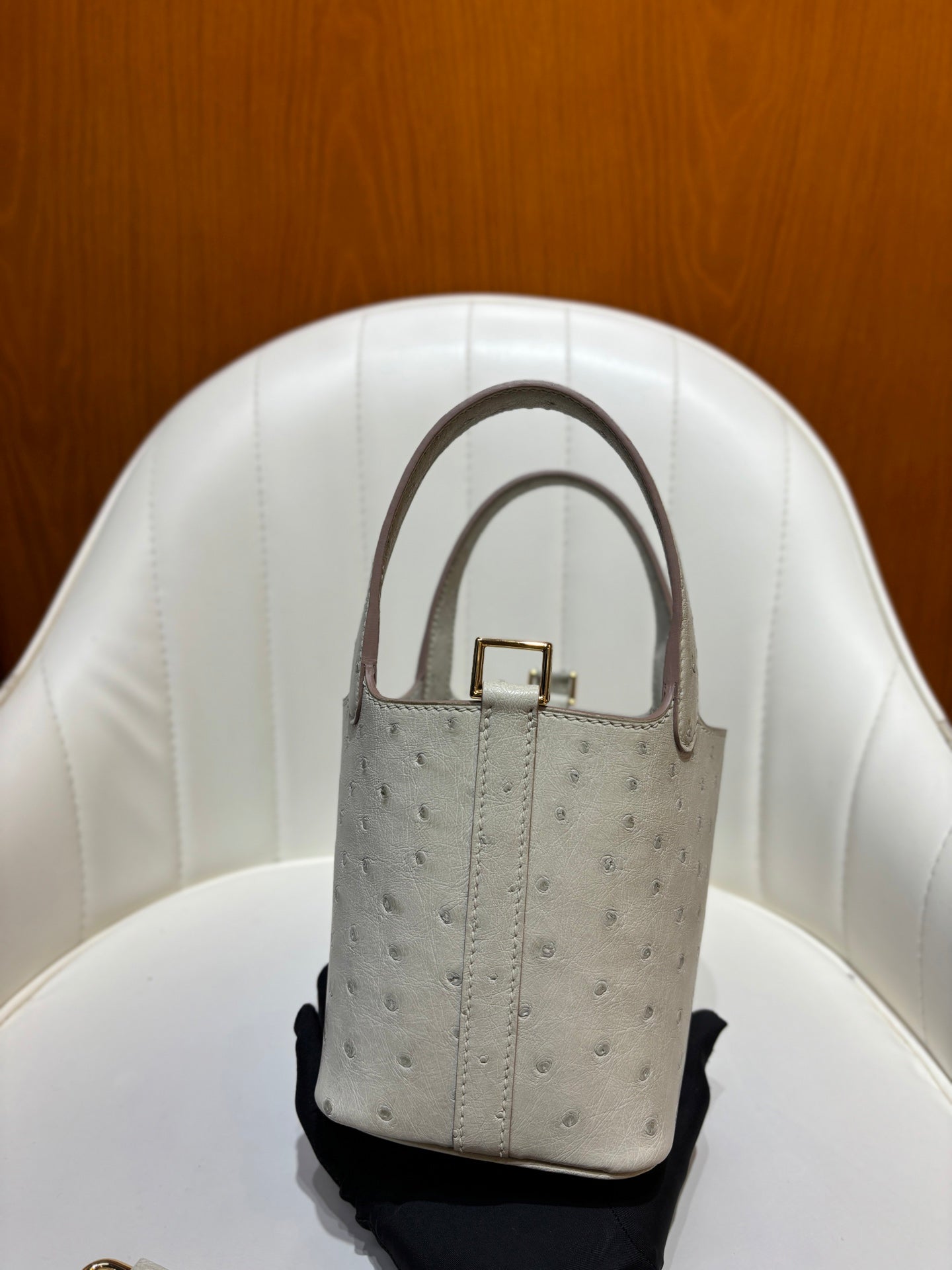 HM 25S PICOTIN LOCK 14 CM IN LIGHT GREY OSTRICH WITH GOLD HARDWARE