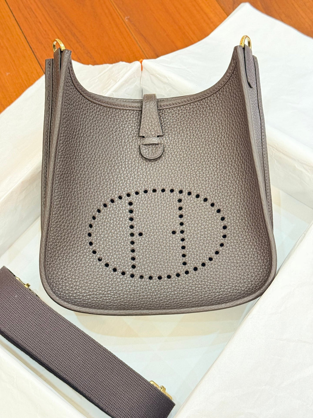 HM 26S EVELYNE BAG 23CM IN DARK BROWN GRAINED CALFSKIN