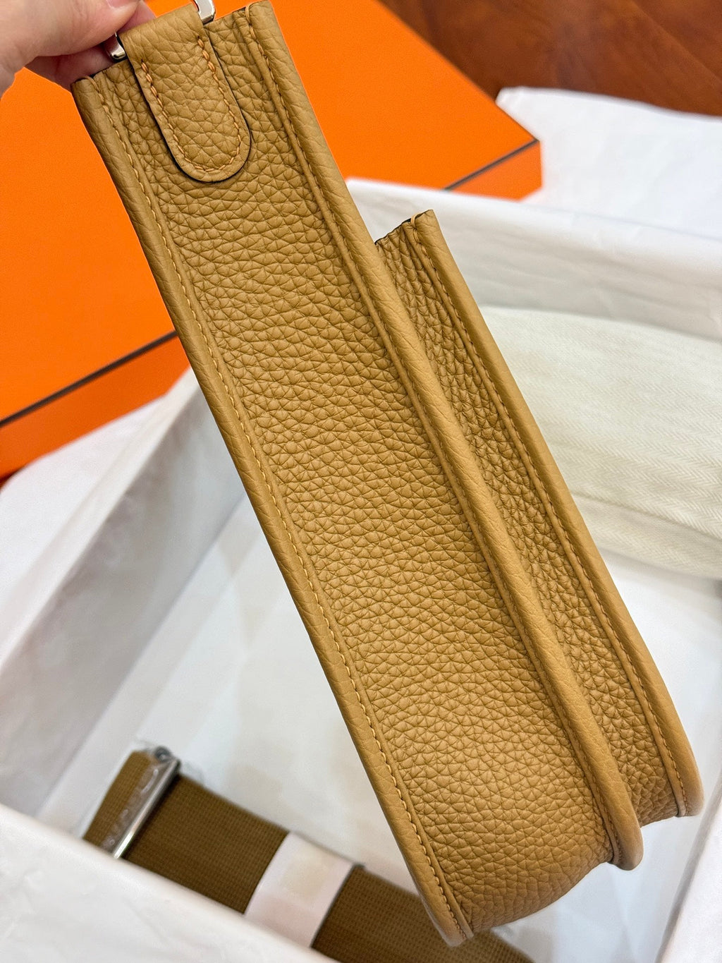 HM 26S EVELYNE BAG 23MM IN GOLDEN BROWN GRAINED CALFSKIN