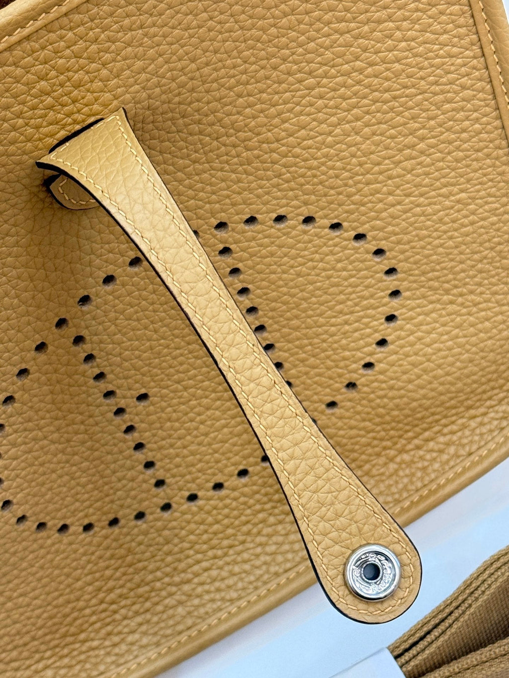 HM 26S EVELYNE BAG 23CM IN GOLDEN BROWN GRAINED CALFSKIN