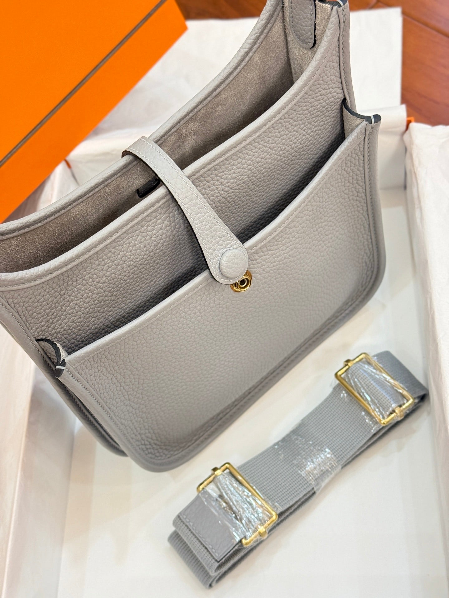 HM 26S EVELYNE BAG 23CM IN LIGHT GRAY GRAINED CALFSKIN