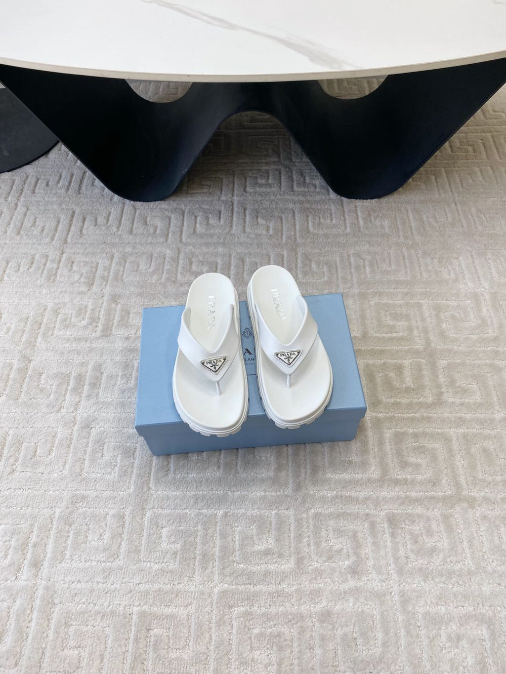 THICK-SOLED FLIP FLOPS IN WHITE RUBBER