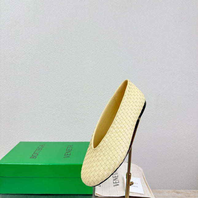 BOTTEGA VENETA 26S BALLET FLATS IN LIGHT YELLOW WOVEN LAMBSKIN