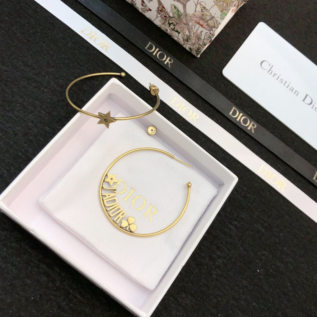 CD 26S STAR HOOP EARRINGS IN GOLD TONE METAL 644456
