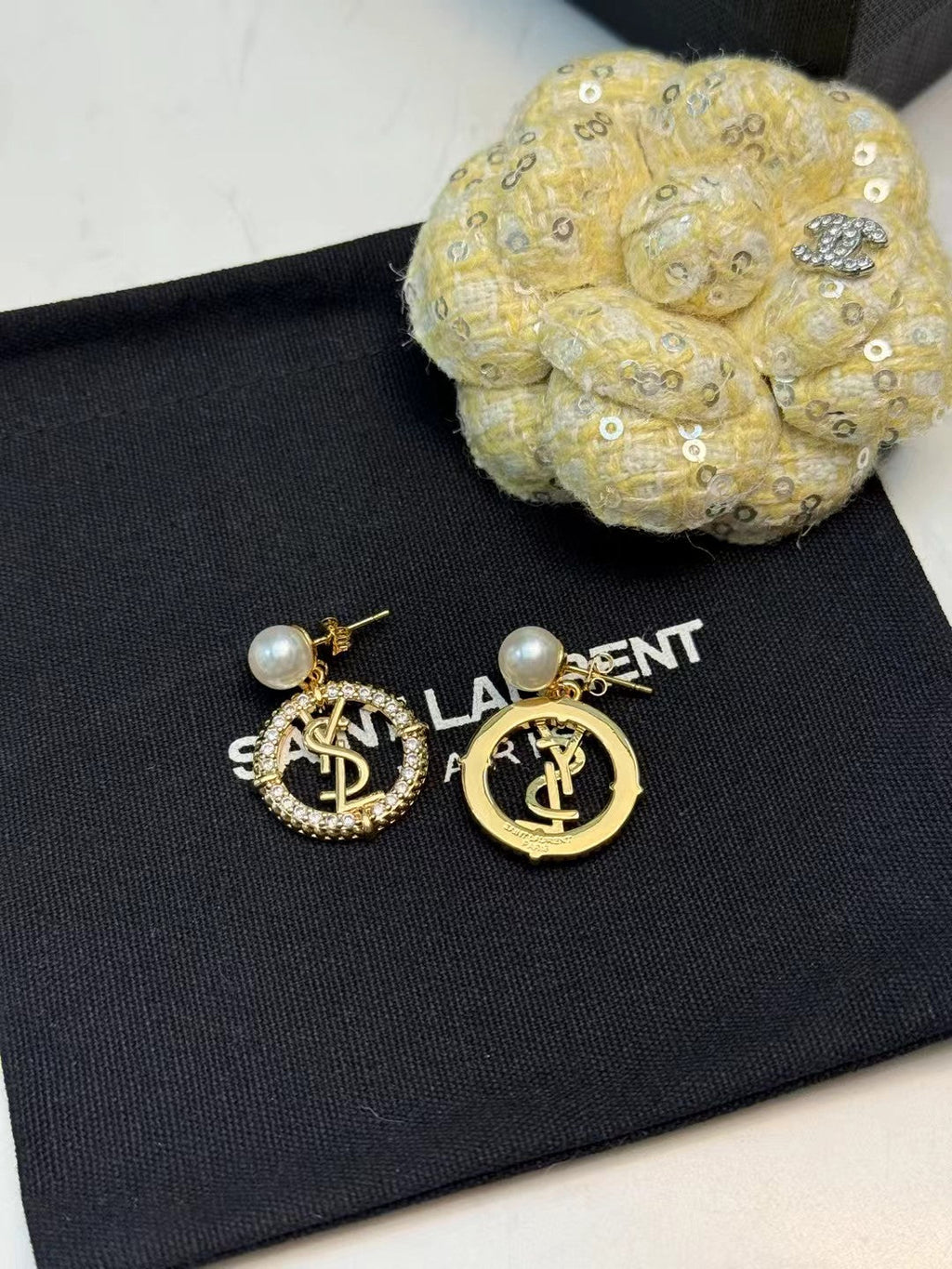 YSL 26S PEARL CIRCLE LOGO DROP EARRINGS IN GOLD TONE METAL WITH CRYSTALS 620547