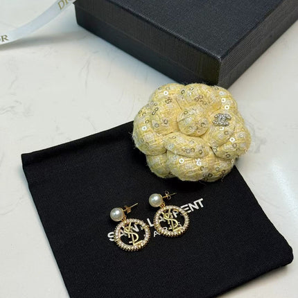 YSL 26S PEARL CIRCLE LOGO DROP EARRINGS IN GOLD TONE METAL WITH CRYSTALS 620547