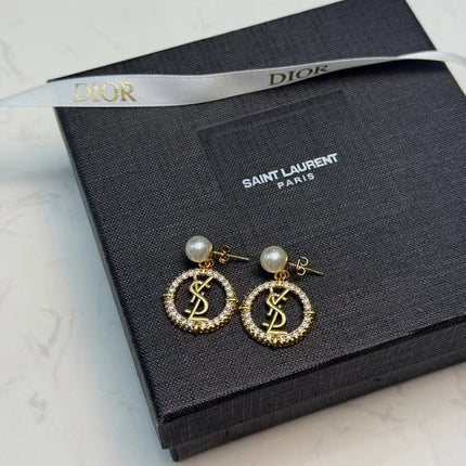 YSL 26S PEARL CIRCLE LOGO DROP EARRINGS IN GOLD TONE METAL WITH CRYSTALS 620547