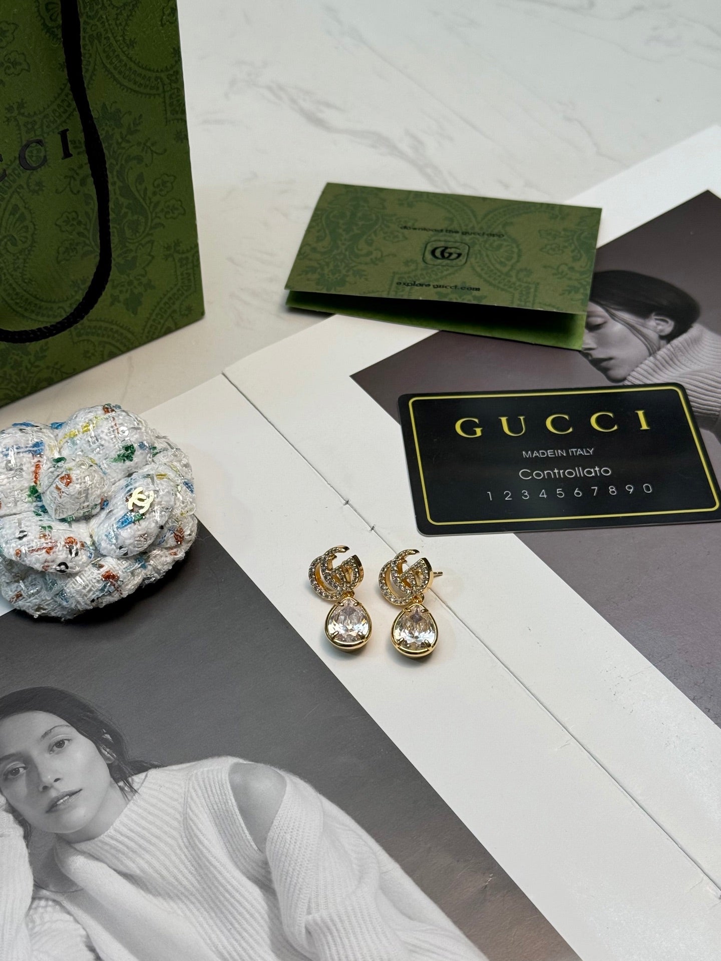 GUCCI 26S INTERLOCKING GG CRYSTAL TEARDROP EARRINGS IN GOLD TONE METAL 621443