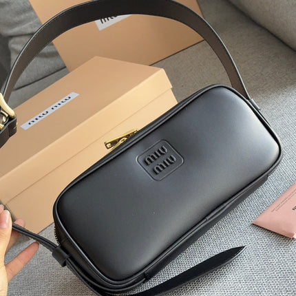 BAGUETTE 25 BAG IN BLACK CALFSKIN