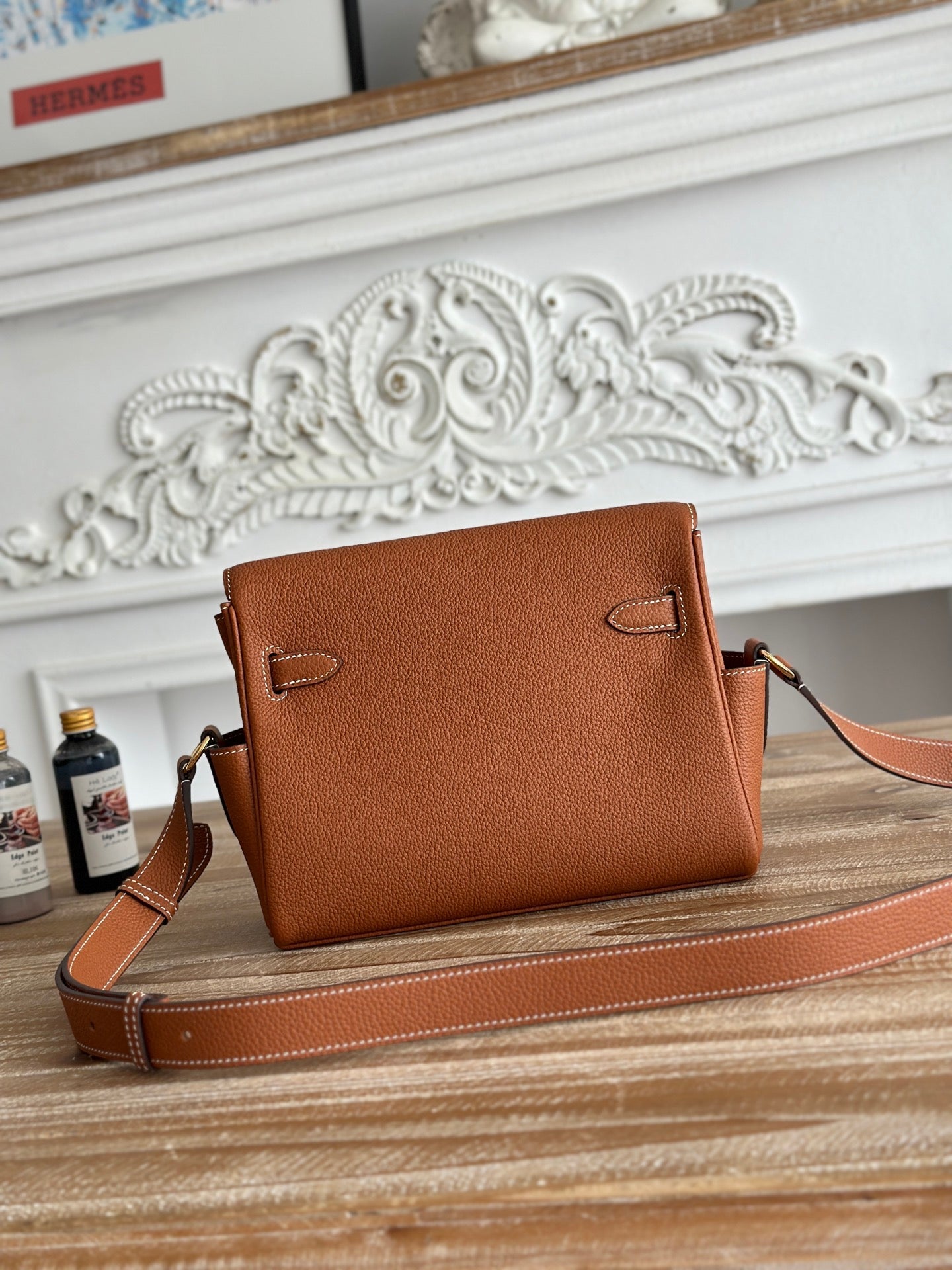 HM 25S KELLY MESSENGER 25 CM IN CARAMEL BROWN TOGO WITH GOLD HARDWARE
