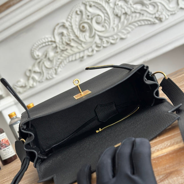 HM 25S KELLY MESSENGER 25 CM IN BLACK TOGO WITH GOLD HARDWARE