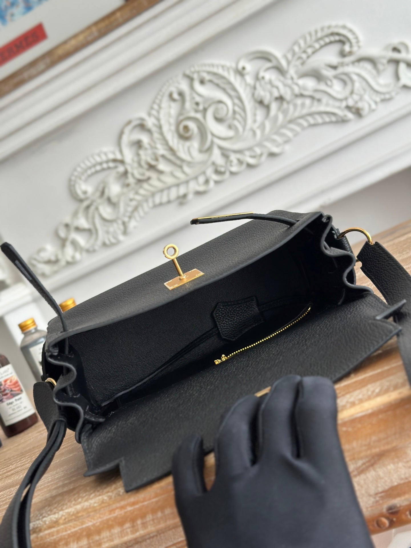 HM 25S KELLY MESSENGER 25 CM IN BLACK TOGO WITH GOLD HARDWARE