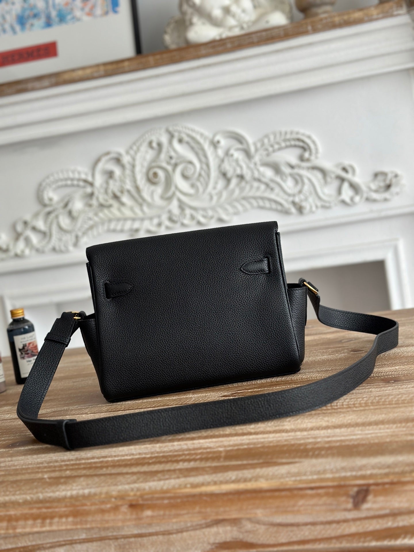 HM 25S KELLY MESSENGER 25 CM IN BLACK TOGO WITH GOLD HARDWARE