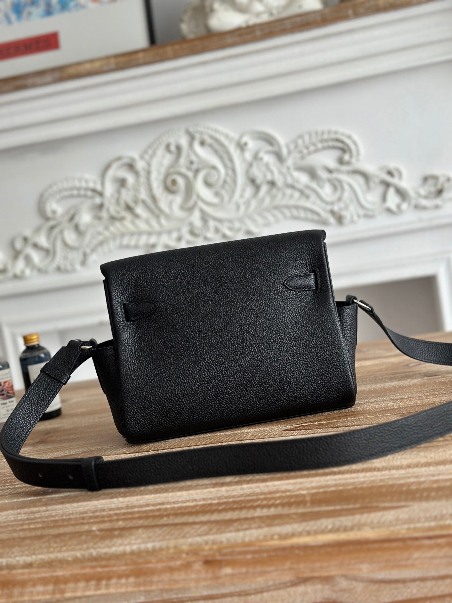 HM 25S KELLY MESSENGER 25 CM IN BLACK TOGO WITH SILVER HARDWARE