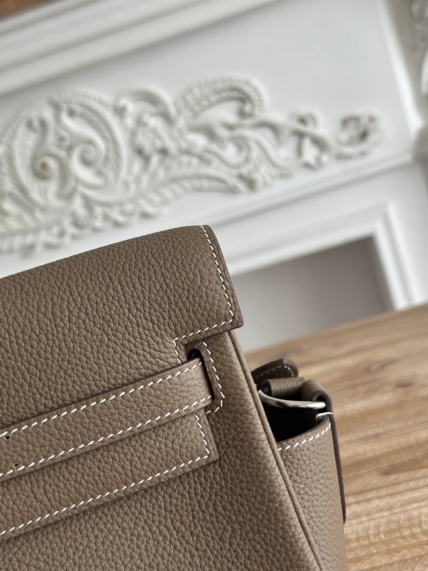 HM 25S KELLY MESSENGER 25 CM IN TAUPE BROWN TOGO WITH SILVER HARDWARE