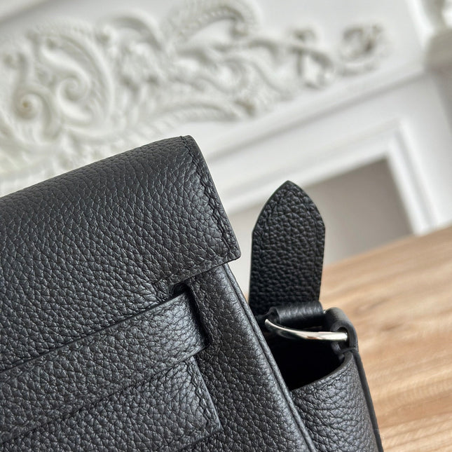 HM 25S KELLY MESSENGER 25 CM IN BLACK TOGO WITH SILVER HARDWARE