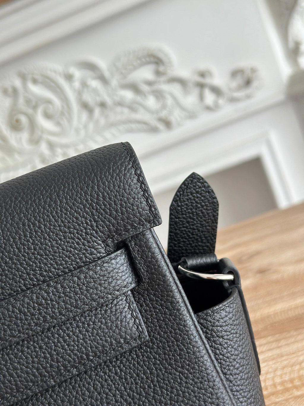 HM 25S KELLY MESSENGER 25 CM IN BLACK TOGO WITH SILVER HARDWARE