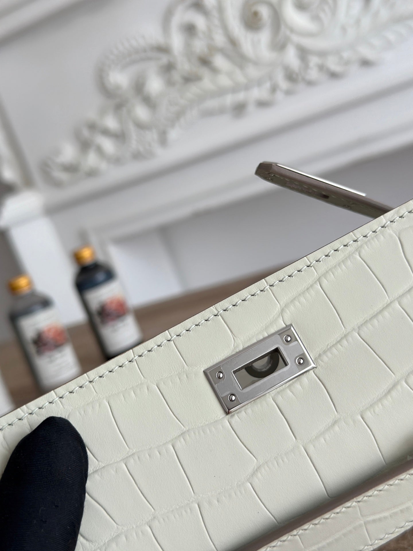 HM 26S KELLY MINI 22MM IN MILKY WHITE CROC EMBOSSED CALFSKIN SILVER KELLY BUCKLE