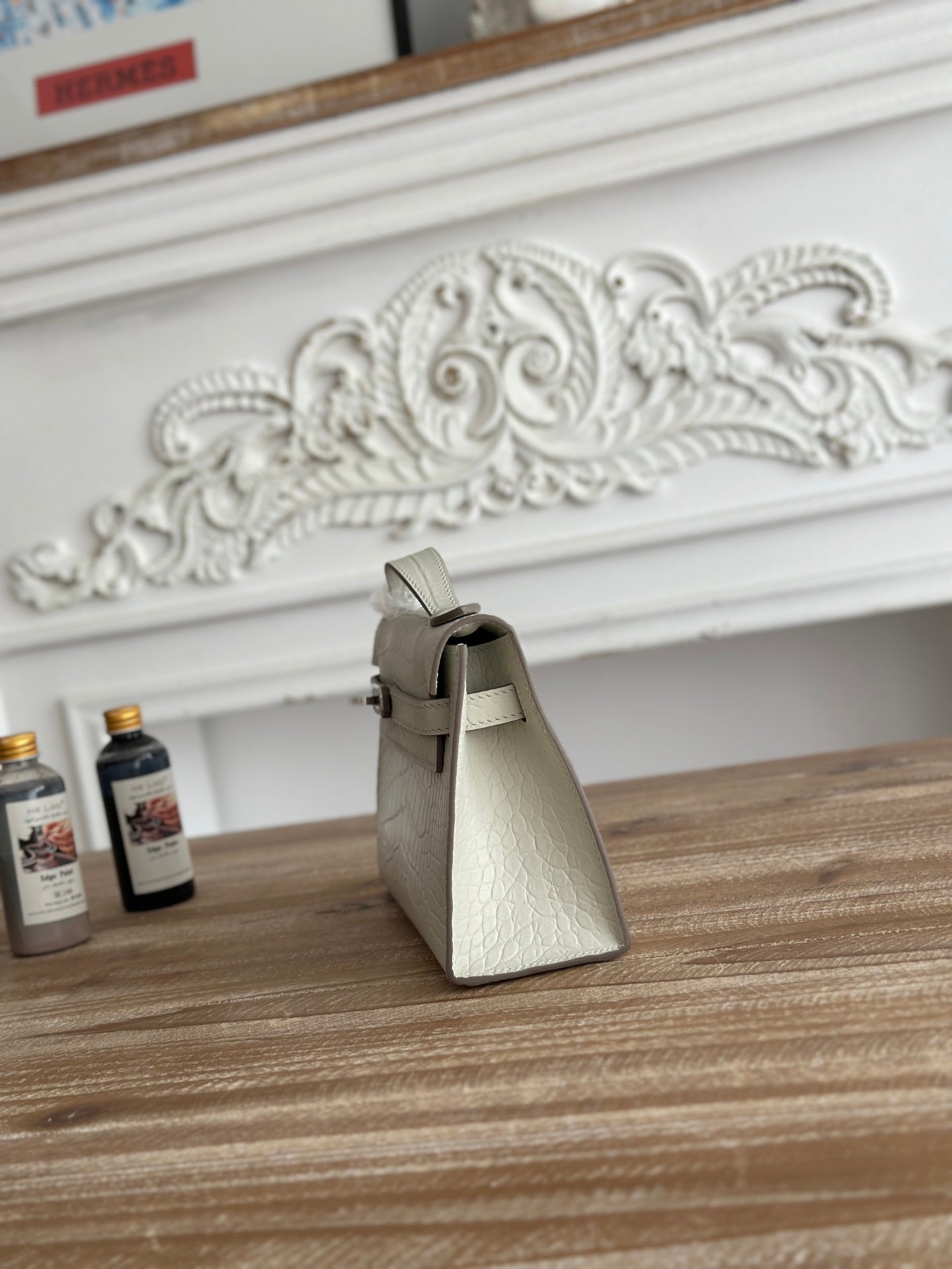 HM 26S KELLY MINI 22MM IN MILKY WHITE CROC EMBOSSED CALFSKIN SILVER KELLY BUCKLE