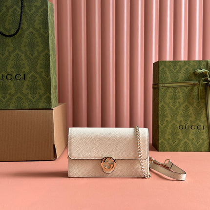 INTERLOCKING WOC 20 IN WHITE GRAINY CALFSKIN GOLD HARDWARE