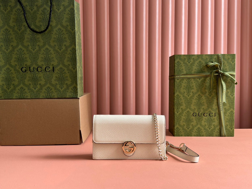 INTERLOCKING WOC 20 IN WHITE GRAINY CALFSKIN GOLD HARDWARE