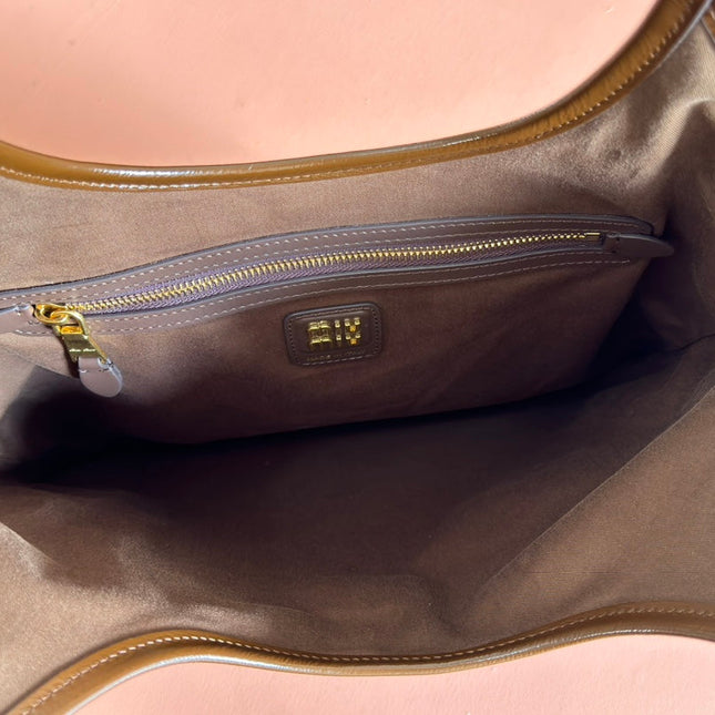 IVY 40 TOTE IN BROWN PATENT CALFSKIN GOLD HARDWARE