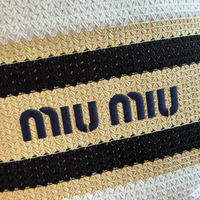 TOTE BAG 40 IN STRIPED PATTERN OF WHITE BEIGE AND BLACK WOVEN RAFFIA